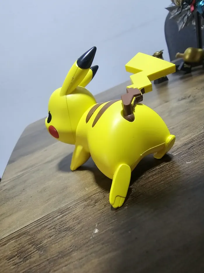 Pikachu — model kit + McDonald's vista 2