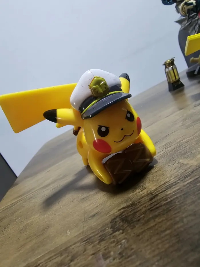 Pikachu — model kit + McDonald's vista 3