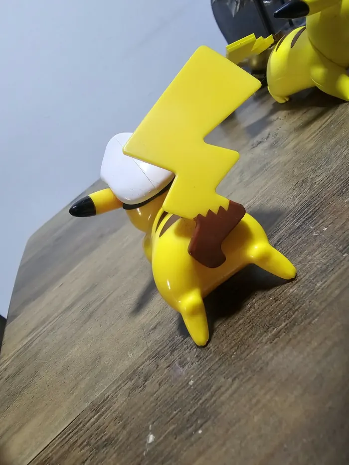 Pikachu — model kit + McDonald's vista 4