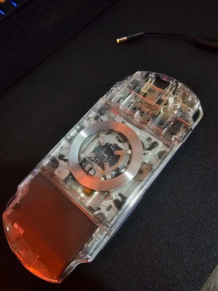 PSP — carcasa transparente botones azules vista 2